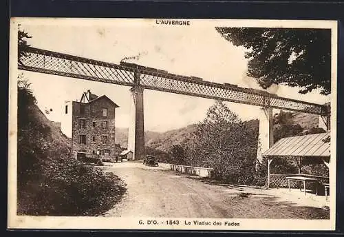 AK Viaduc des Fades, Vue du pont métallique et de la route en Auvergne