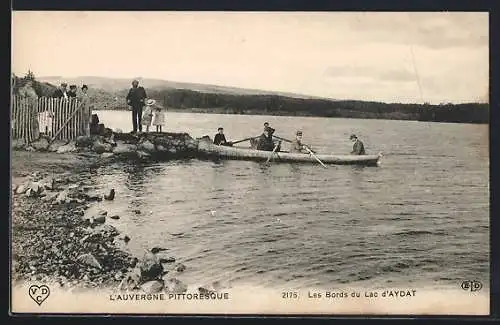 AK Aydat, Les Bords du Lac d`Aydat avec une barque et des promeneurs