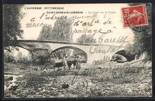 AK Saint-Germain-Lembron, Le pont sur la Couze avec troupeau au bord de la rivière