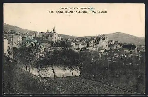 AK Saint-Amant-Tallende, Vue générale du village avec paysage auvergnat