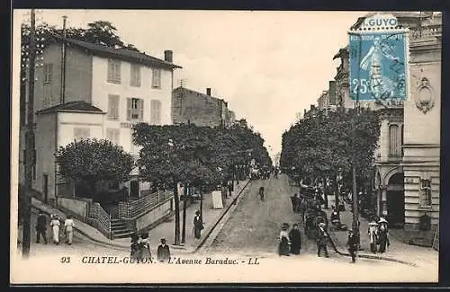 AK Châtel-Guyon, L`Avenue Baraduc animée avec passants et arbres