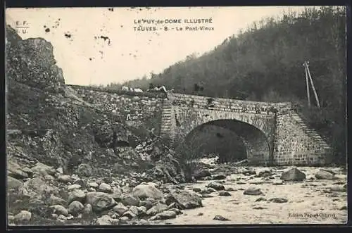 AK Tauves, Le Pont-Vieux sur la rivière dans le Puy-de-Dôme