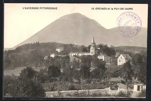 AK Orcines, Vue sur le village et le Puy-de-Dôme en arrière-plan