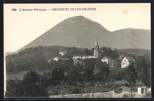 AK Orcines, Vue sur le village et le Puy-de-Dôme en arrière-plan