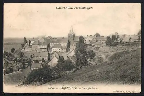 AK Laqueuille, Vue générale du village pittoresque en Auvergne