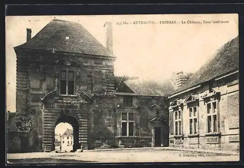 AK Pionsat, Le Château, Cour intérieure