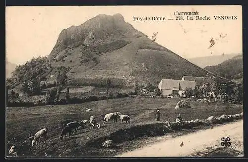 AK Vendeix, La Roche et pâturages avec troupeau de vaches