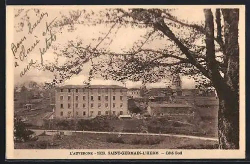 AK Saint-Germain-l`Herm, Vue du côté sud avec bâtiment et village en arrière-plan