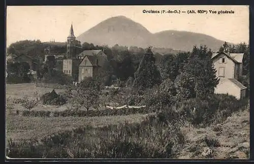 AK Orcines, Vue générale du village avec collines en arrière-plan