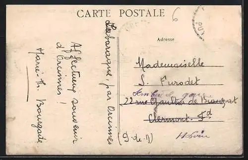 AK Orcines, Vue générale du village avec collines en arrière-plan