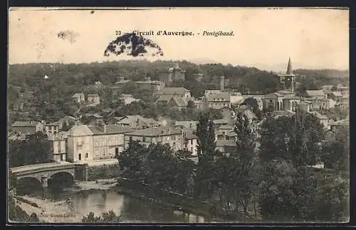 AK Pontgibaud, Vue panoramique du village et de la rivière avec pont