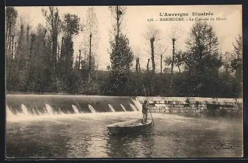 AK Maringues, La Cascade du Glacis, pêcheur sur barque devancant la cascade