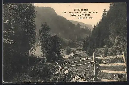 AK La Bourboule, Vallée de Vendeix au pied du Rocher