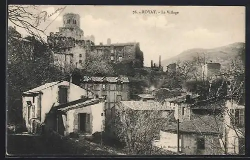 AK Royat, Le Village avec vue sur l`ancien château et les maisons environnantes