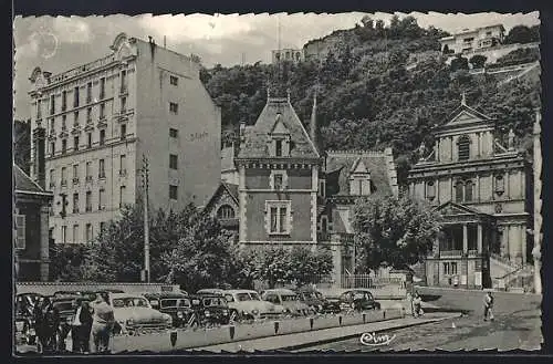 AK Royat, Vue de la Place Allard avec bâtiments historiques et voitures anciennes