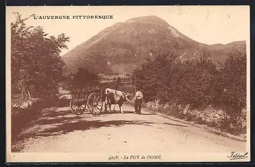 AK Puy de Dôme, Scène pittoresque avec une charrette et un homme sur la route en Auvergne