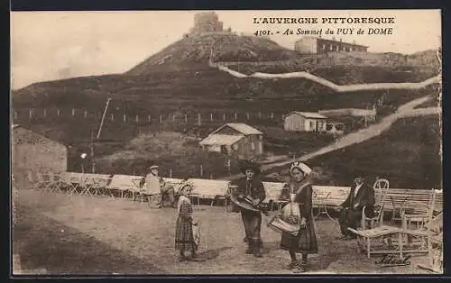 AK Puy de Dôme, Au sommet du Puy de Dôme avec des habitants en costume traditionnel