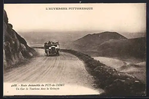 AK Puy-de-Dôme, Un Car de Tourisme dans la Grimpée sur la Route Automobile