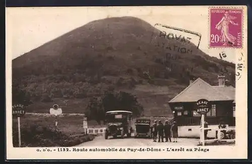 AK Puy-de-Dôme, Route automobile et arrêt au péage devant une colline