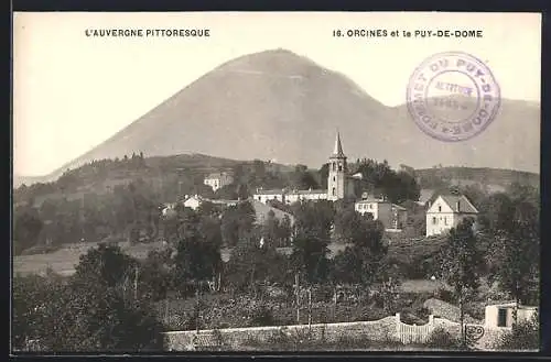 AK Orcines, Vue sur le village et le Puy-de-Dôme majestueux