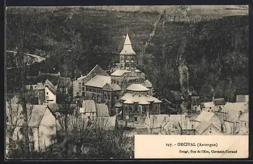 AK Orcival, Vue sur l`église au cœur du village