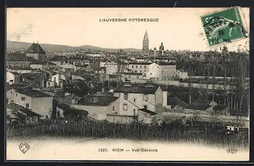 AK Riom, Vue générale de la ville dans l`Auvergne pittoresque