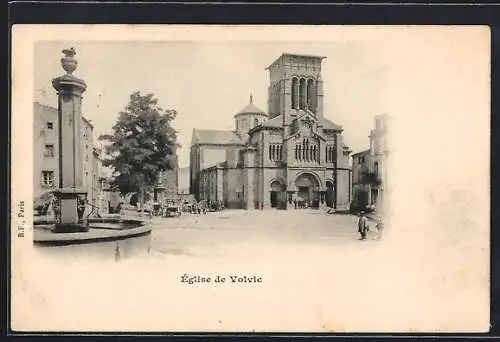 AK Volvic, Église de Volvic et fontaine sur la place principale