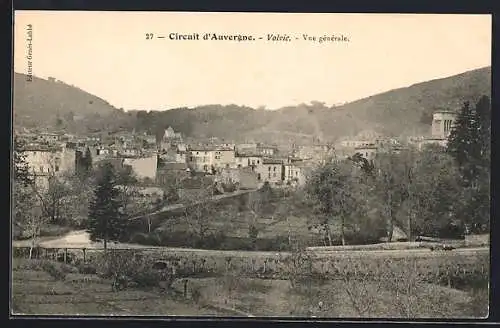 AK Volvic, Vue générale du village sur le circuit d`Auvergne