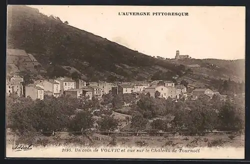 AK Volvic, Un coin de Volvic et vue sur le Château de Tournoël