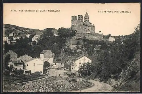 AK Saint-Nectaire, Vue générale et l`église sur la colline