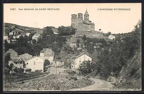 AK Saint-Nectaire, Vue générale du village et de l`église sur la colline