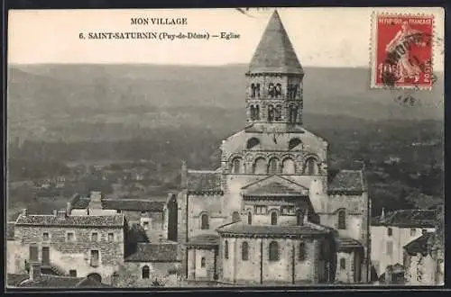 AK Saint-Saturnin, Église avec vue sur le village et les collines environnantes