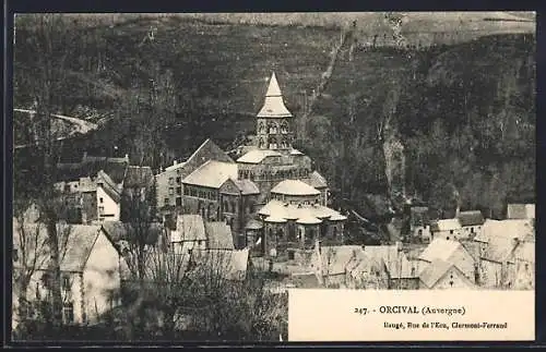 AK Orcival, Vue de l`église romane et des toits du village en Auvergne