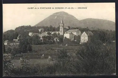 AK Fontaine du Berger, Orgines, camp et vue du village avec montagne en arrière-plan