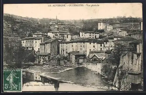 AK Olliergues, Vue générale du village et de la rivière en Auvergne