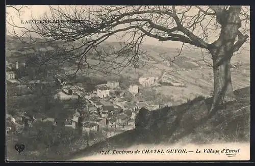 AK Chatel-Guyon, Le Village d`Enval sous un arbre majestueux