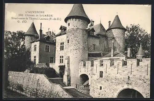 AK La Garde, Château de la Garde sur la route de Thiers à Lezoux