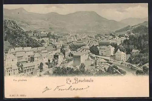 AK La Bourboule, Vue générale de la ville et des montagnes environnantes