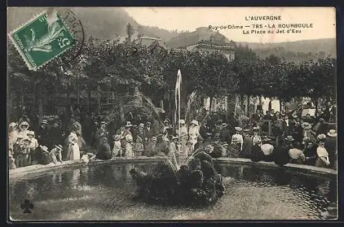 AK La Bourboule, La Place du Jet d`Eau avec foule rassemblée autour de la fontaine