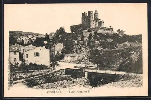 AK Saint-Nectaire, Vue sur l`église et le village depuis le pont