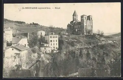 AK Saint-Nectaire, Vue de l`église et du village depuis le nord