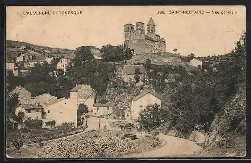 AK Saint-Nectaire, Vue générale de l`église sur la colline et du village environnant