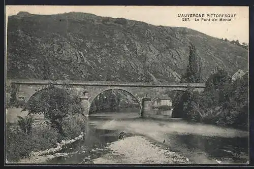 AK Menat, Le Pont de Menat sur la rivière avec collines en arrière-plan