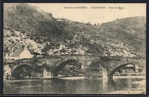 AK Chouvigny, Pont de Menat sur la rivière avec collines en arrière-plan