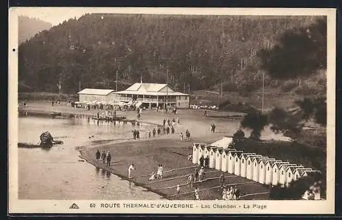 AK Lac Chambon, La Plage avec cabines et promeneurs sur la Route Thermale d`Auvergne