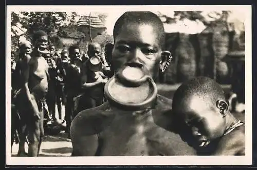 AK Afrikanische Frau mit Tellerlippen und Kind