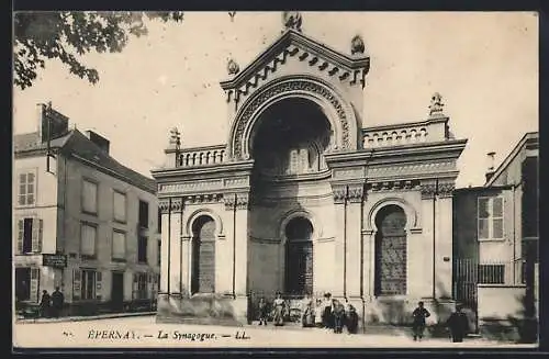 AK Epernay, La Synagogue, Totalansicht mit Personen im Vordergrund