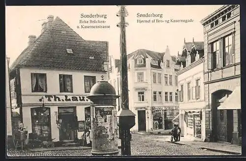 AK Sonderburg, Ecke Brücken- und Kasernenstrasse mit Geschäften von Th. Lau und Carl Viereck