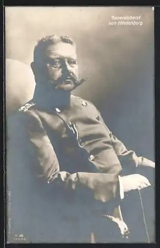 AK Generalfeldmarschall Paul von Hindenburg in Uniform sitzt auf einem Stuhl
