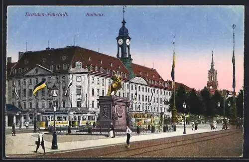 AK Dresden-Neustadt, Partie am Rathaus mit Denkmal & Strassenbahn